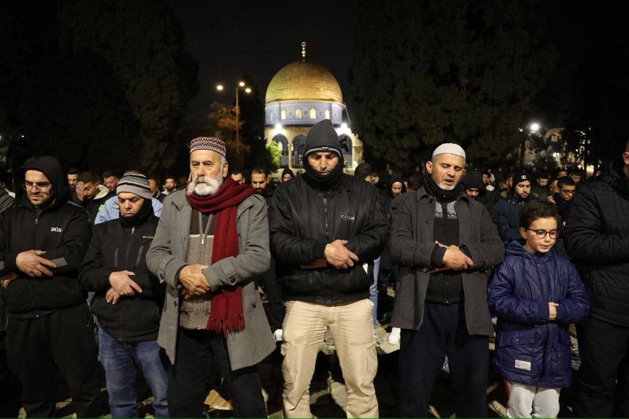 مصلُّون يعمرون المسجد الأقصى ويؤدون صلاة التراويح رغم قيود وتضييقات الاحتلال.jpg