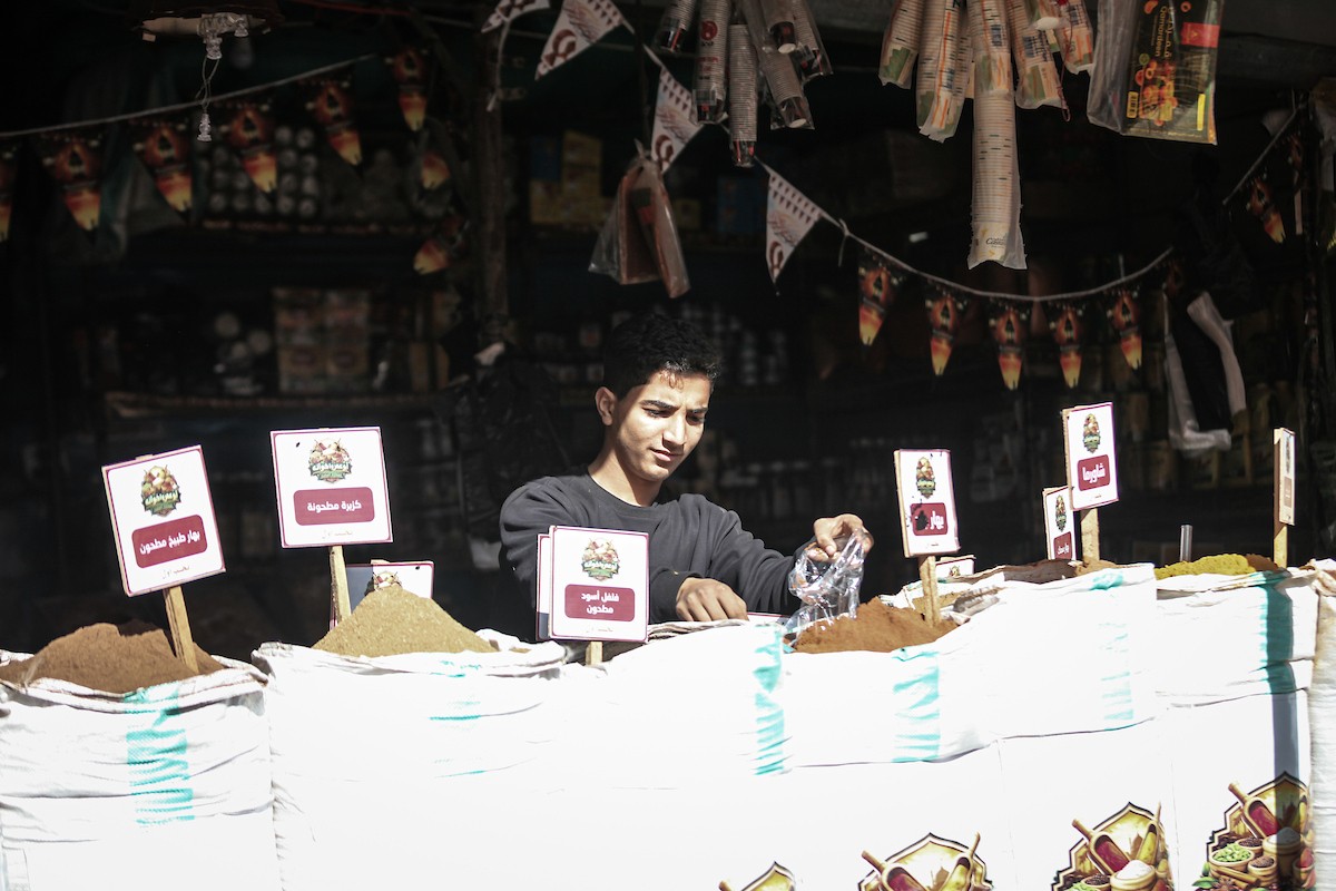 توافد الفلسطينيون بأعداد غفيرة  إلى السوق الشعبي في دير البلح، وسط قطاع غزة، في الأيام التي تسبق شهر رمضان، 12 فبراير/شباط 2026. تصوير: معز صالحي