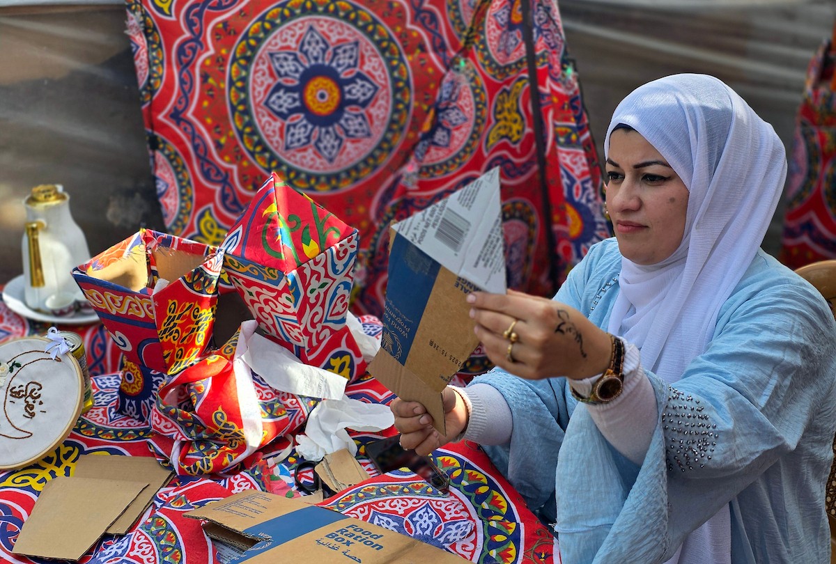 الفلسطينية ريهان شراب تصنع فوانيس رمضان من بقايا صناديق المساعدات في خان يونس جنوب قطاع غزة  8 فبراير/شباط 2026. (صورة: طارق محمد)