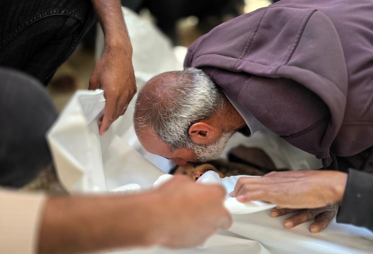 ودّع الفلسطينيون جثمان أكرم حسن الأرجاني في مستشفى ناصر بخان يونس. وقد قُتل في هجوم إسرائيلي في منطقة خان يونس، جنوب قطاع غزة. صورة: طارق محمد