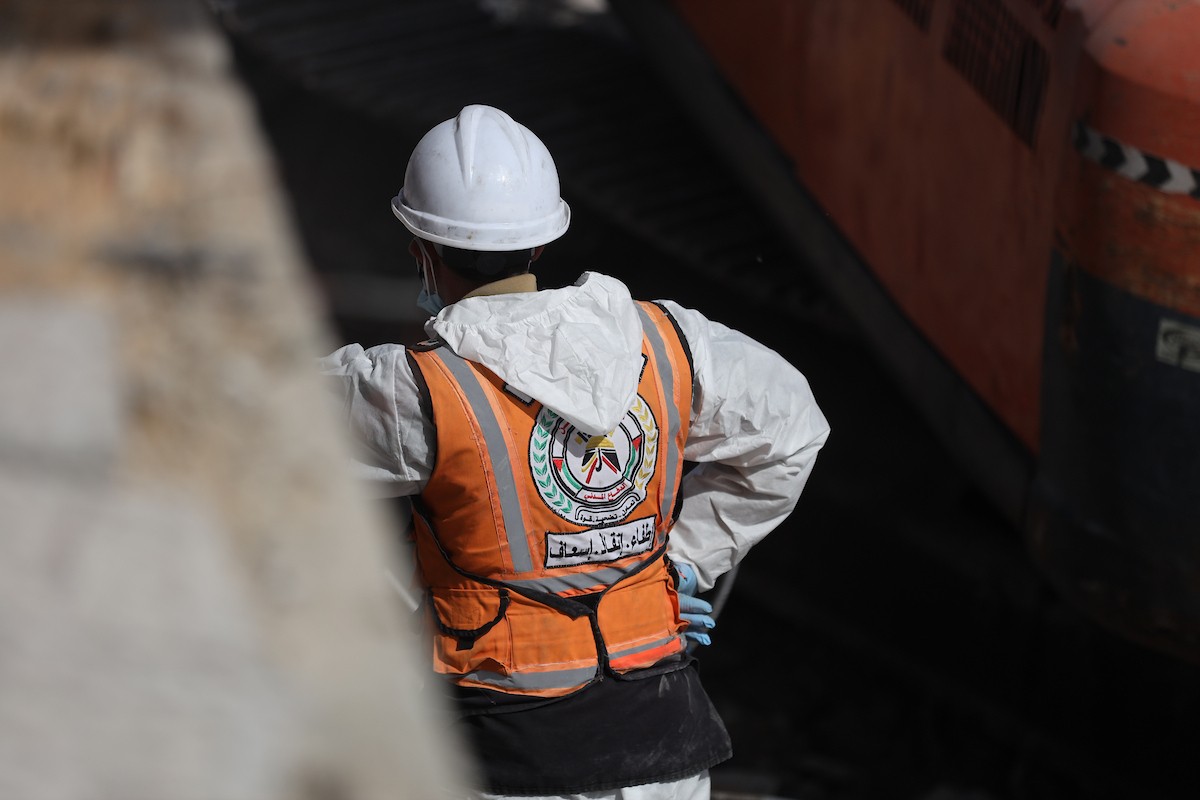 فرق الدفاع المدني التنسيق مع اللجنة الدولية للصليب الأحمر تطلق حملةً لانتشال نحو 67 جثة من عائلة أبو نصر، من تحت أنقاض منزل استهدفه الجيش الإسرائيلي خلال الحرب في بيت لاهيا، شمال قطاع غزة. 15 فبراير/شباط 2026. صورة: عمر أشتوي