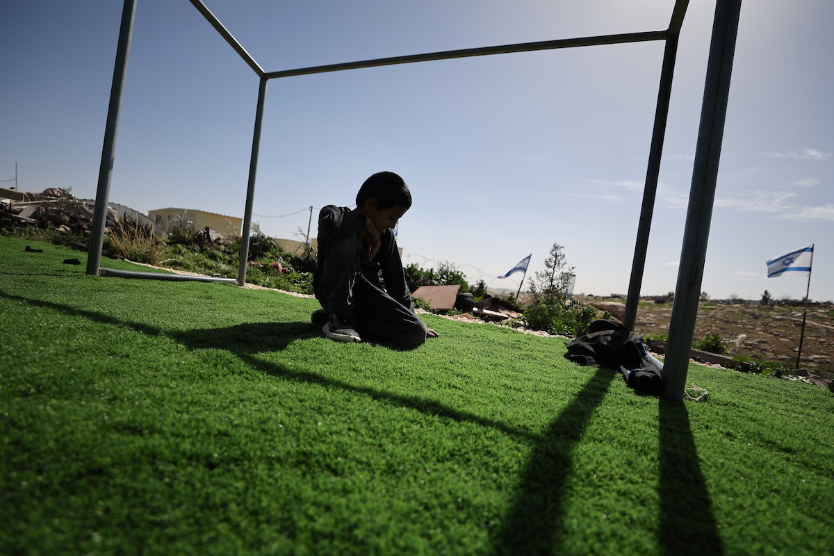 يواجه ملعب للأطفال في خربة أم الخير، وهي قرية بدوية تقع جنوب الضفة الغربية، خطر الهدم بعد تلقي إشعار رسمي من الجيش الإسرائيلي. 23 فبراير/شباط 2026. تصوير: مأمون وزواز