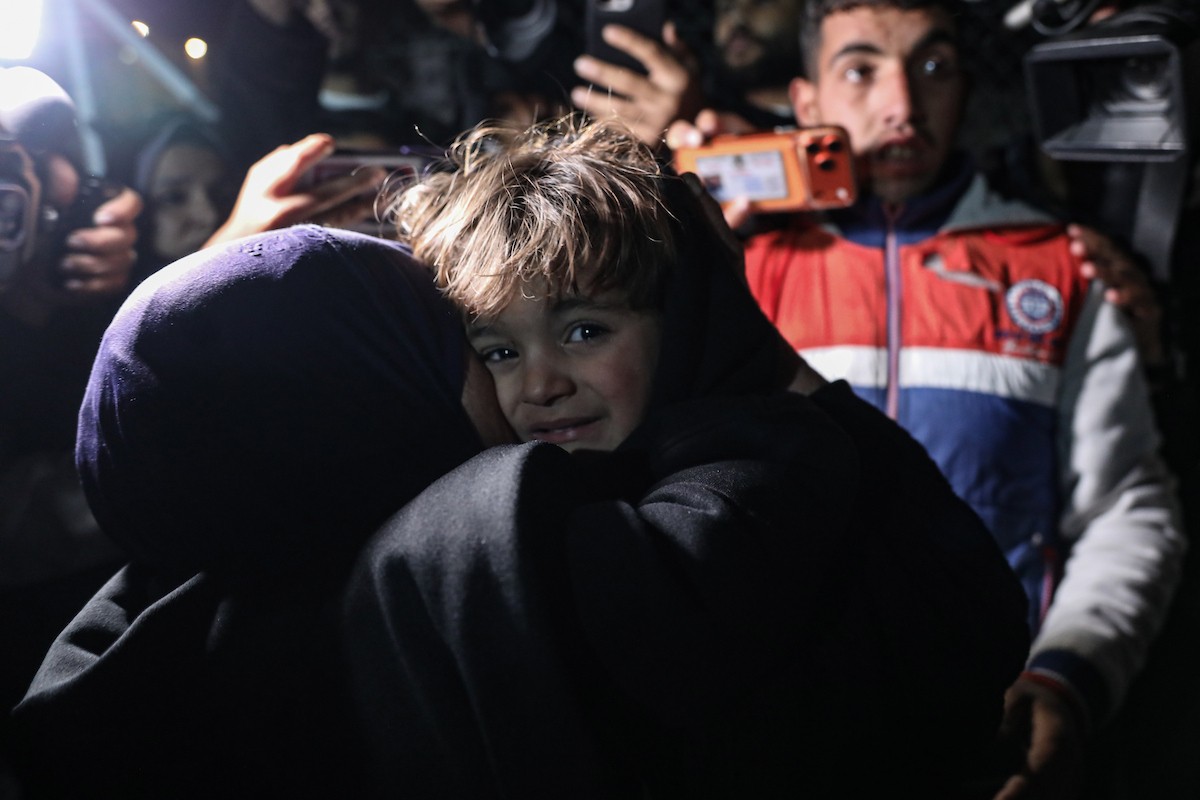 فلسطينيون قادمون من معبر رفح يصلون، في حافلة تحمل شعار الأمم المتحدة، إلى مستشفى ناصر في خان يونس جنوب قطاع غزة، في 2 فبراير/شباط 2026. صورة: عمر أشتوي