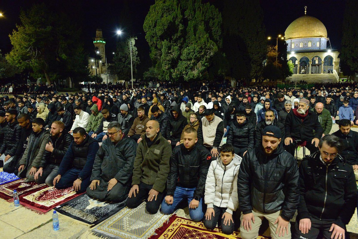يؤدي الفلسطينيون صلاتي العشاء والتراويح في ساحات المسجد الأقصى في اليوم الخامس من رمضان، القدس، 22 فبراير 2026. صورة من دائرة الأوقاف الإسلامية في القدس.