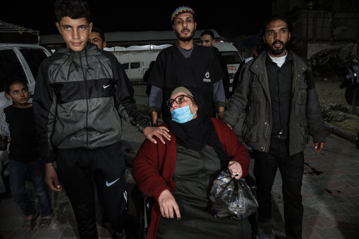 فلسطينيون قادمون من معبر رفح يصلون، في حافلة تحمل شعار الأمم المتحدة، إلى مستشفى ناصر في خان يونس جنوب قطاع غزة، في 2 فبراير/شباط 2026. صورة: عمر أشتوي