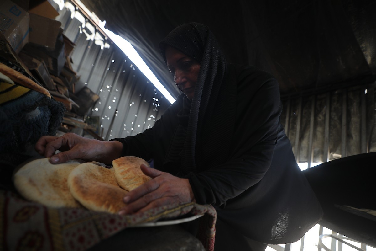 مجموعة من النساء يعملن داخل مخبز أُنشئ في مخيم اليرموك للاجئين بمدينة غزة، ضمن مبادرة إنسانية بالشراكة مع اللجنة الدولية للصليب الأحمر. تهدف المبادرة إلى تخفيف الأعباء المعيشية عن النساء النازحات، لا سيما خلال شهر رمضان. مدينة غزة، 25 فبراير/شباط 2026. تصوير: عمر أشتوي
