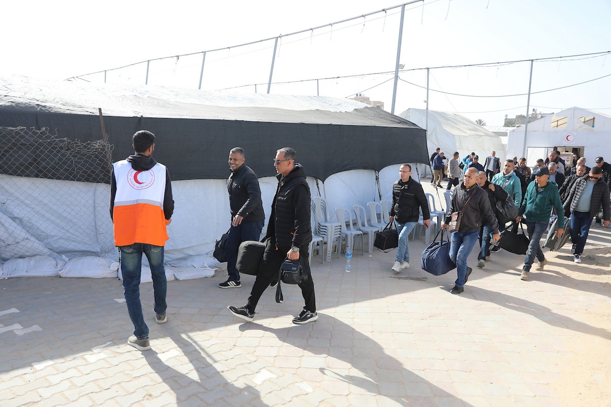 مركبات تابعة للأمم المتحدة تنقل عدداً من الجرحى ومرافقيهم من المقر الميداني لجمعية الهلال الأحمر الفلسطيني في خان يونس إلى معبر كرم أبو سالم لتلقي العلاج الطبي في الخارج،2 فبراير/شباط 2026