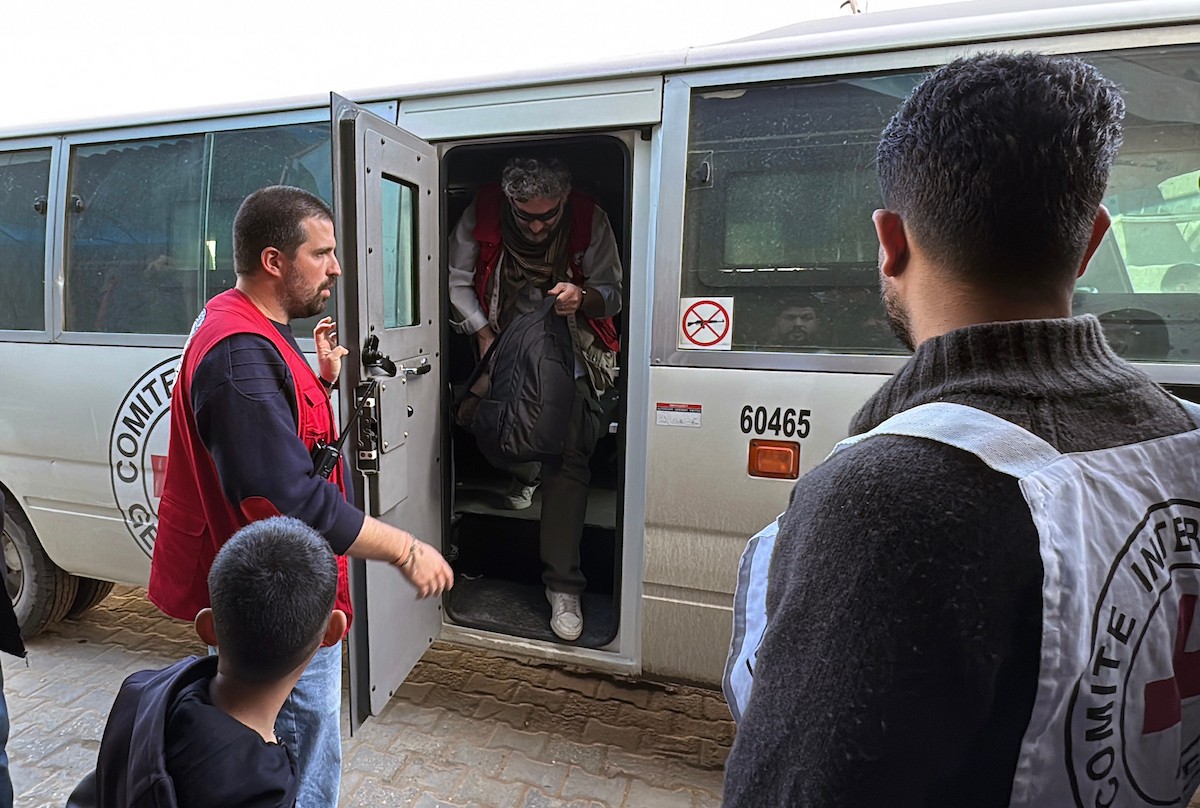 نقلت اللجنة الدولية للصليب الأحمر أربعة أسرى فلسطينيين إلى مستشفى شهداء الأقصى في دير البلح، وسط قطاع غزة، بعد إطلاق سراحهم من قبل القوات الإسرائيلية. ١٩ فبراير/شباط ٢٠٢٦. صورة: أحمد إبراهيم