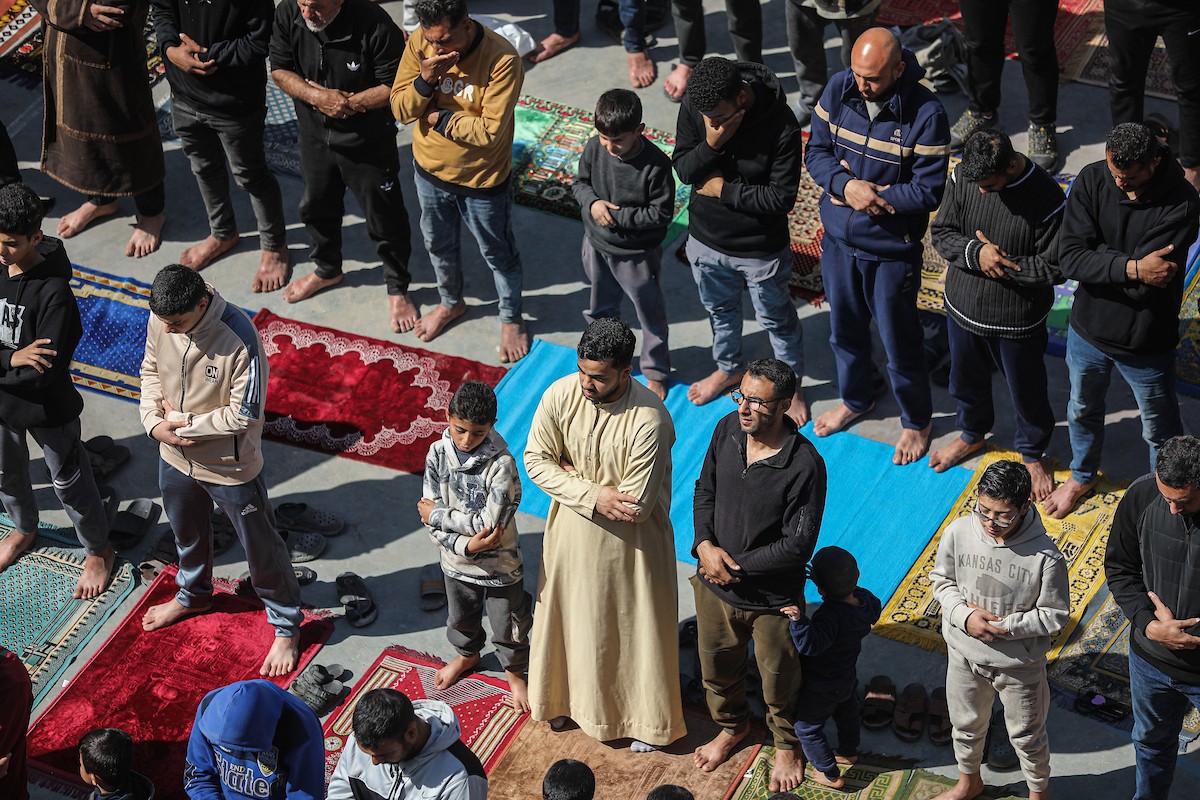 يؤدي المصلون الفلسطينيون صلاة الجمعة خلال شهر رمضان المبارك في مدرسة صلاح الدين، التي حُوِّلت إلى مأوى للفلسطينيين النازحين في ظل الحرب الإسرائيلية الحماسية، بمدينة غزة، يوم الجمعة 20 فبرايرشباط 2026. تصوير عمر أشتوي