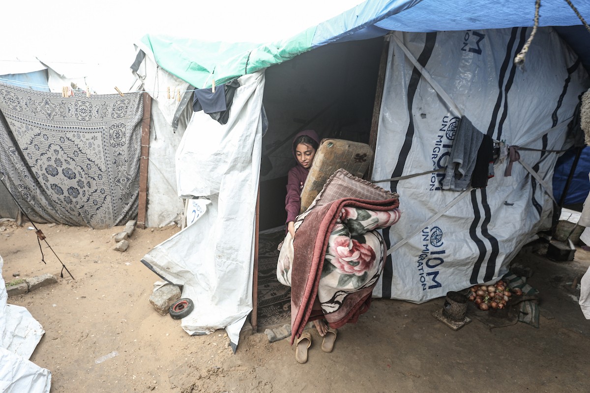 يواجه اللاجئون الفلسطينيون ظروفاً قاسية بعد أن غمرت الأمطار الغزيرة خيامهم في مخيم البريج بوسط قطاع غزة في 24 فبراير/شباط 2026. صورة: معز صالحي