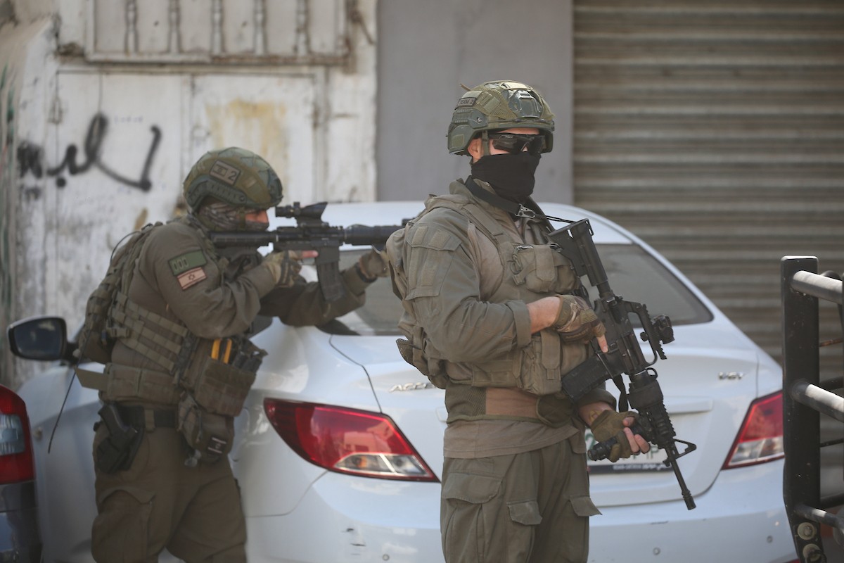 نفّذت قوات الجيش الإسرائيلي مداهمات ودوريات في شوارع مخيم عسكر للاجئين، شرق نابلس في الضفة الغربية، ٢٢ فبراير/شباط ٢٠٢٦. صورة: محمد ناصر