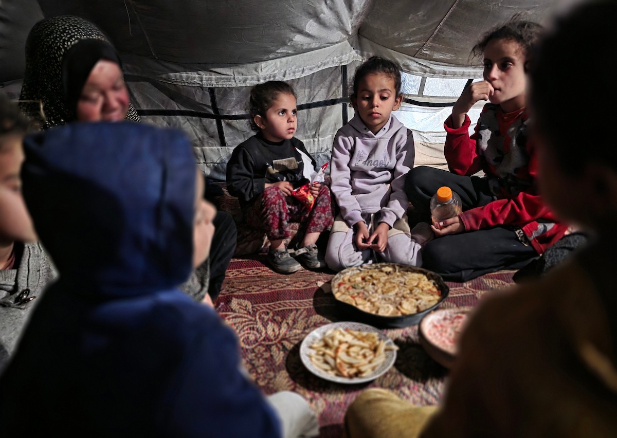 عائلات فلسطينية تُفطر في أول أيام شهر رمضان وسط ظروف معيشية قاسية وخطر دائم قرب ما يُسمى بـ