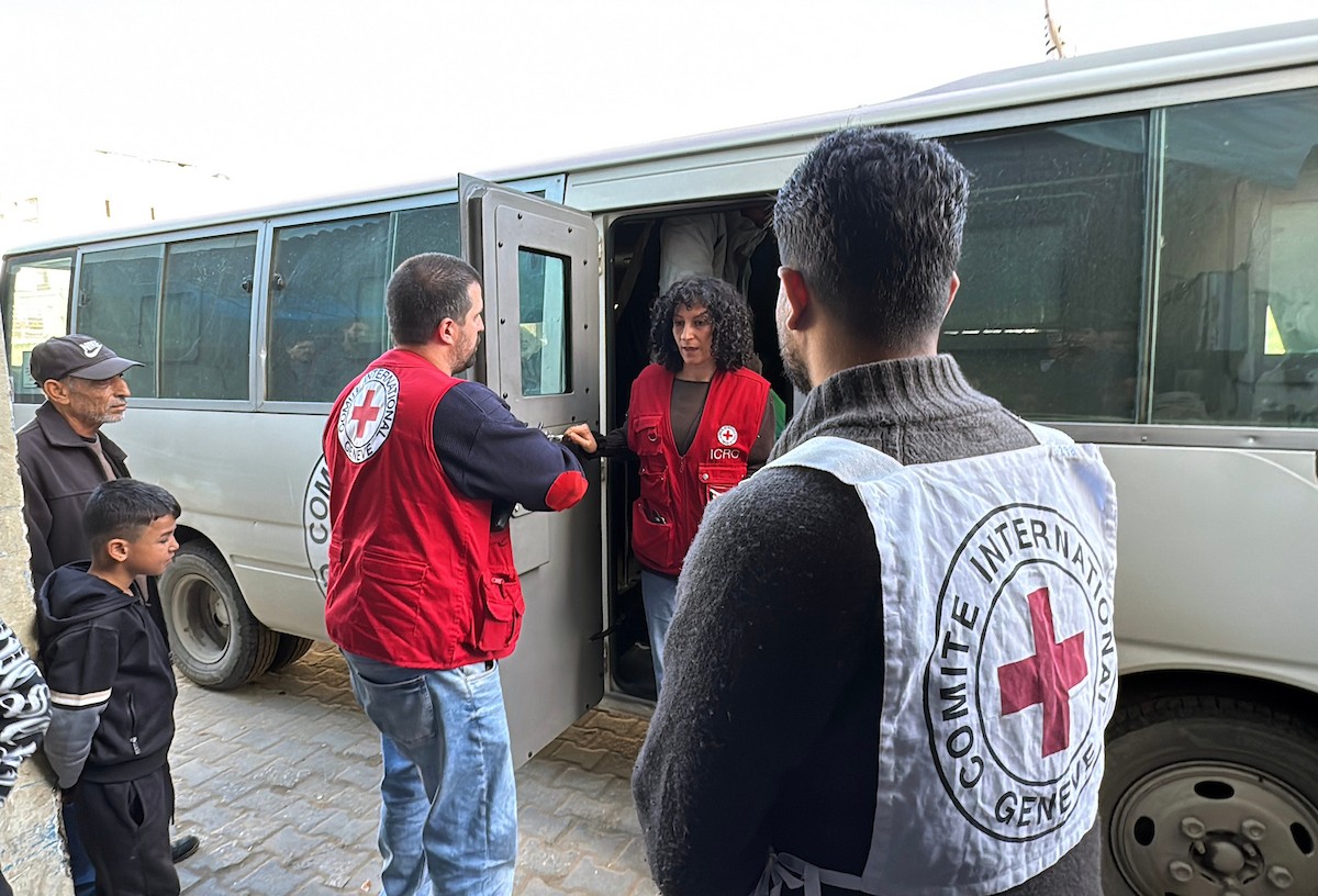 نقلت اللجنة الدولية للصليب الأحمر أربعة أسرى فلسطينيين إلى مستشفى شهداء الأقصى في دير البلح، وسط قطاع غزة، بعد إطلاق سراحهم من قبل القوات الإسرائيلية. ١٩ فبراير/شباط ٢٠٢٦. صورة: أحمد إبراهيم