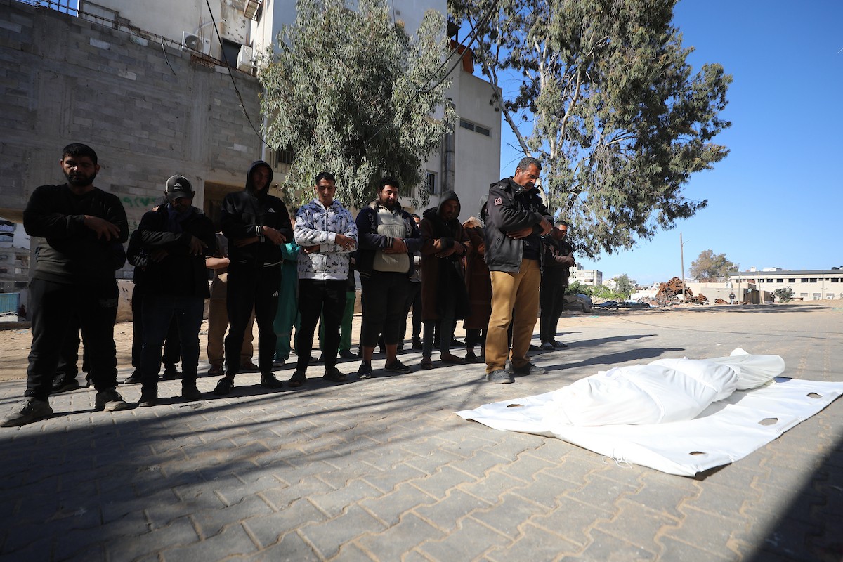 ودّع فلسطينيون جثماني مواطنين اثنين في مستشفى الشفاء بمدينة غزة. وبحسب مصادر عائلية، قُتل الرجلان على يد القوات الإسرائيلية في بيت لاهيا، شمال قطاع غزة، في 24 فبراير/شباط 2026. (صورة: عمر أشتوي)