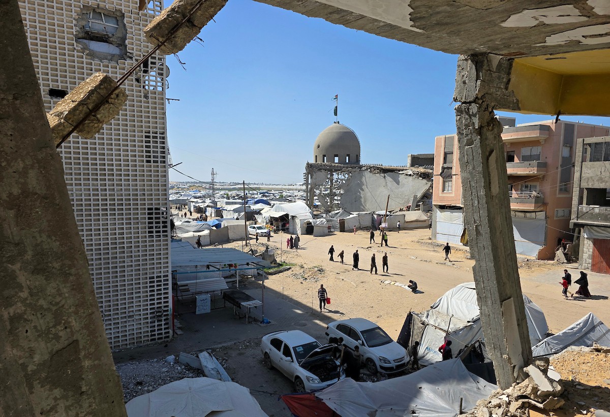 يؤدي الفلسطينيون أول صلاة جمعة من شهر رمضان المبارك وسط أنقاض مسجد الألباني في خان يونس، غزة، في 20 فبراير/شباط 2026. صورة: طارق محمد