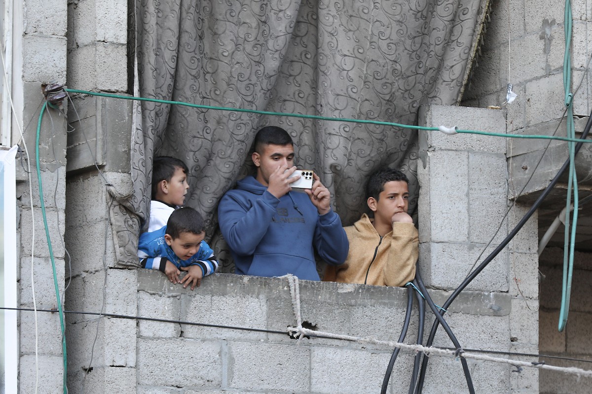 يشارك شبان وأطفال فلسطينيون في مباريات كرة الطائرة ضمن ما يُسمى 