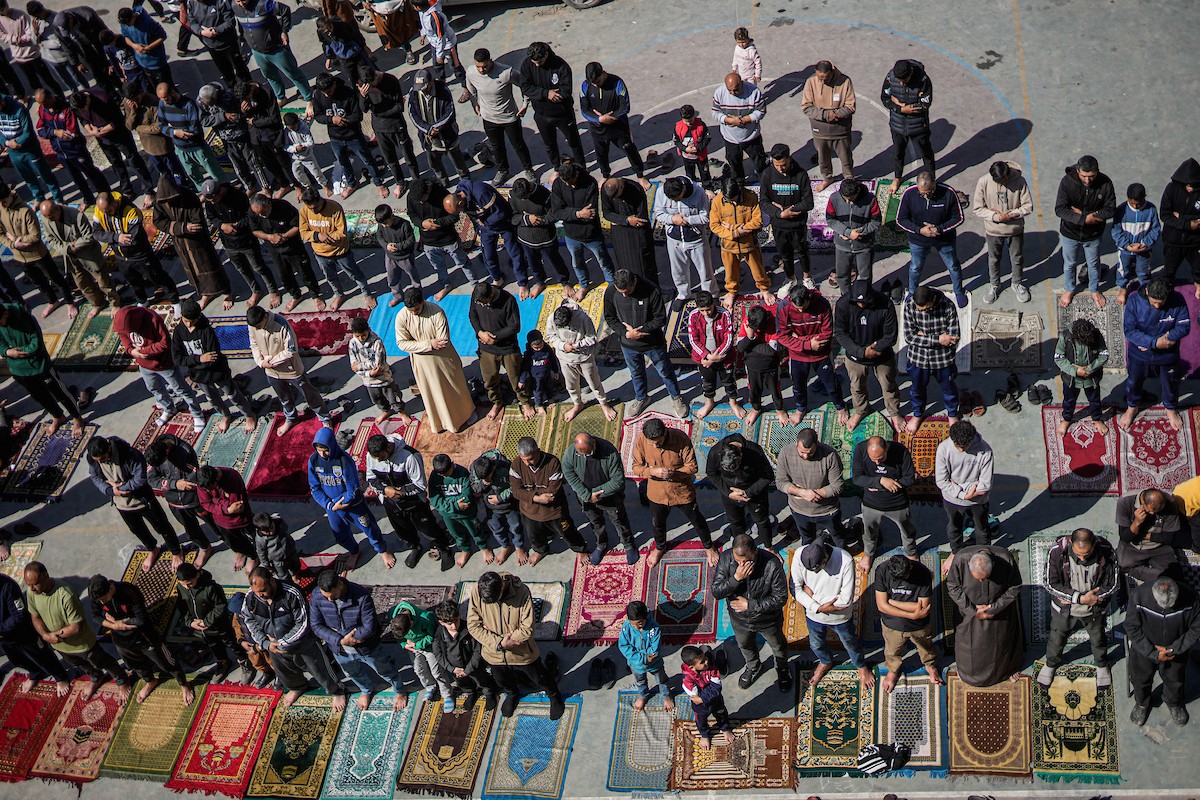 يؤدي المصلون الفلسطينيون صلاة الجمعة خلال شهر رمضان المبارك في مدرسة صلاح الدين، التي حُوِّلت إلى مأوى للفلسطينيين النازحين في ظل الحرب الإسرائيلية الحماسية، بمدينة غزة، يوم الجمعة 20 فبرايرشباط 2026. تصوير عمر أشتوي