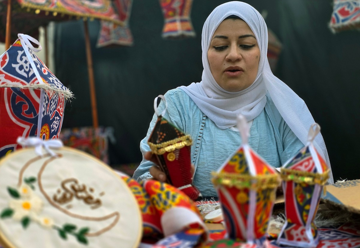 الفلسطينية ريهان شراب تصنع فوانيس رمضان من بقايا صناديق المساعدات في خان يونس جنوب قطاع غزة  8 فبراير/شباط 2026. (صورة: طارق محمد)