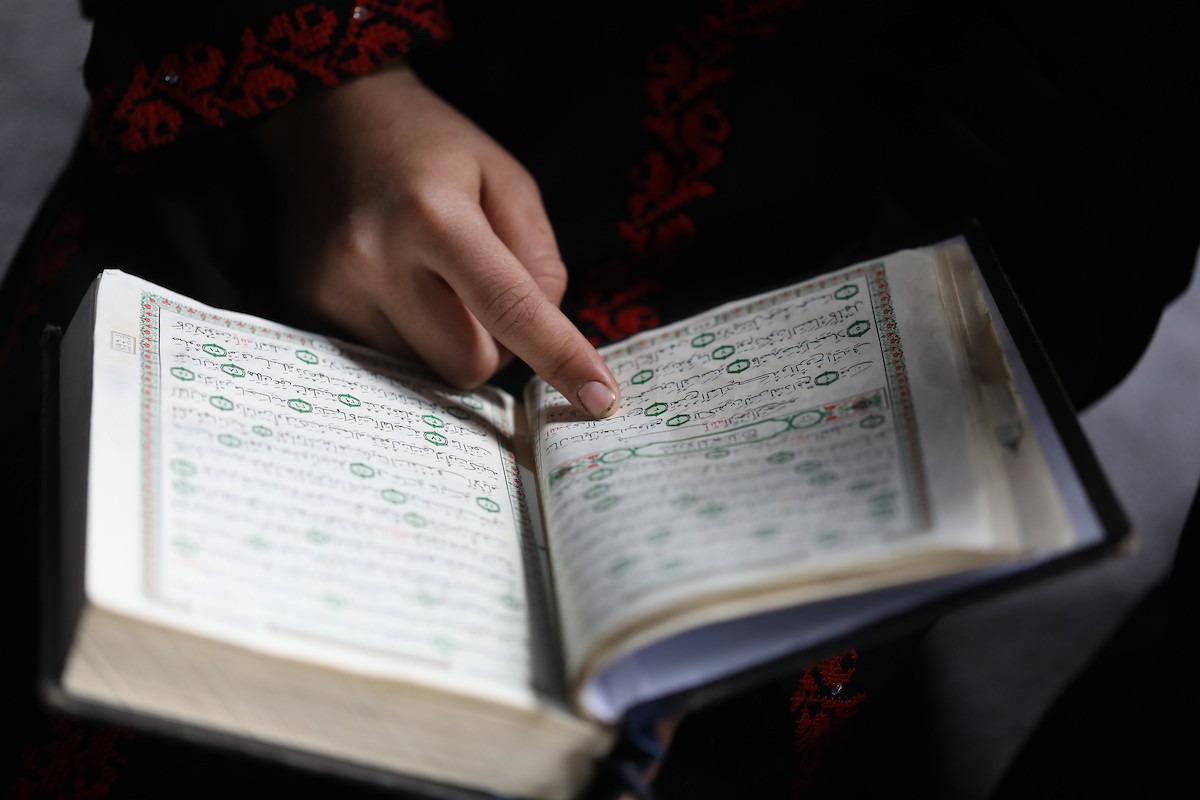 أطفال فلسطينيون يتلون ويحفظون القرآن الكريم داخل الجامع العمري الكبير في مدينة غزة خلال شهر رمضان. وقد تضرر الجامع العمري القديم بشدة جراء الهجمات الإسرائيلية خلال حرب غزة في 26 فبراير/شباط 2026. صورة: عمر أشتوي