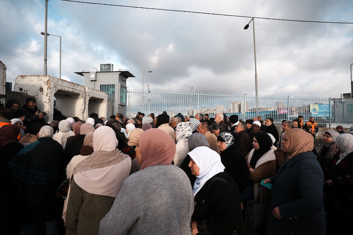 منعت السلطات الإسرائيلية دخول الفلسطينيين من الضفة الغربية إلى القدس لأداء صلاة الجمعة الثانية من شهر رمضان في المسجد الأقصى ، في 27 فبراير/شباط 2026. وتجمّع آلاف منذ ساعات الصباح الباكر عند حاجز قلنديا في محاولة للوصول إلى الأقصى، وسط إجراءات أمنية مشددة في المنطقة