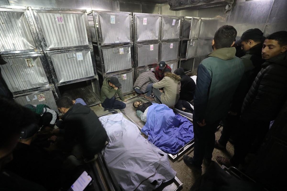 ودّع فلسطينيون جثامين أربعة مواطنين في مستشفى الشفاء بمدينة غزة، سقطوا في غارة إسرائيلية ليلة أمس في جباليا، شمال قطاع غزة. ١٥ فبراير/شباط ٢٠٢٦. صورة: عمر أشتوي