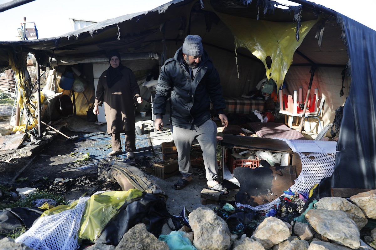 يتفقد فلسطينيون الأضرار التي لحقت بمنازلهم وممتلكاتهم في مستوطنة سوسيا، جنوب الخليل، عقب هجمات شنها مستوطنون يهود الليلة الماضية. الخليل، الضفة الغربية، 25 فبراير/شباط 2026. تصوير: مأمون وزواز