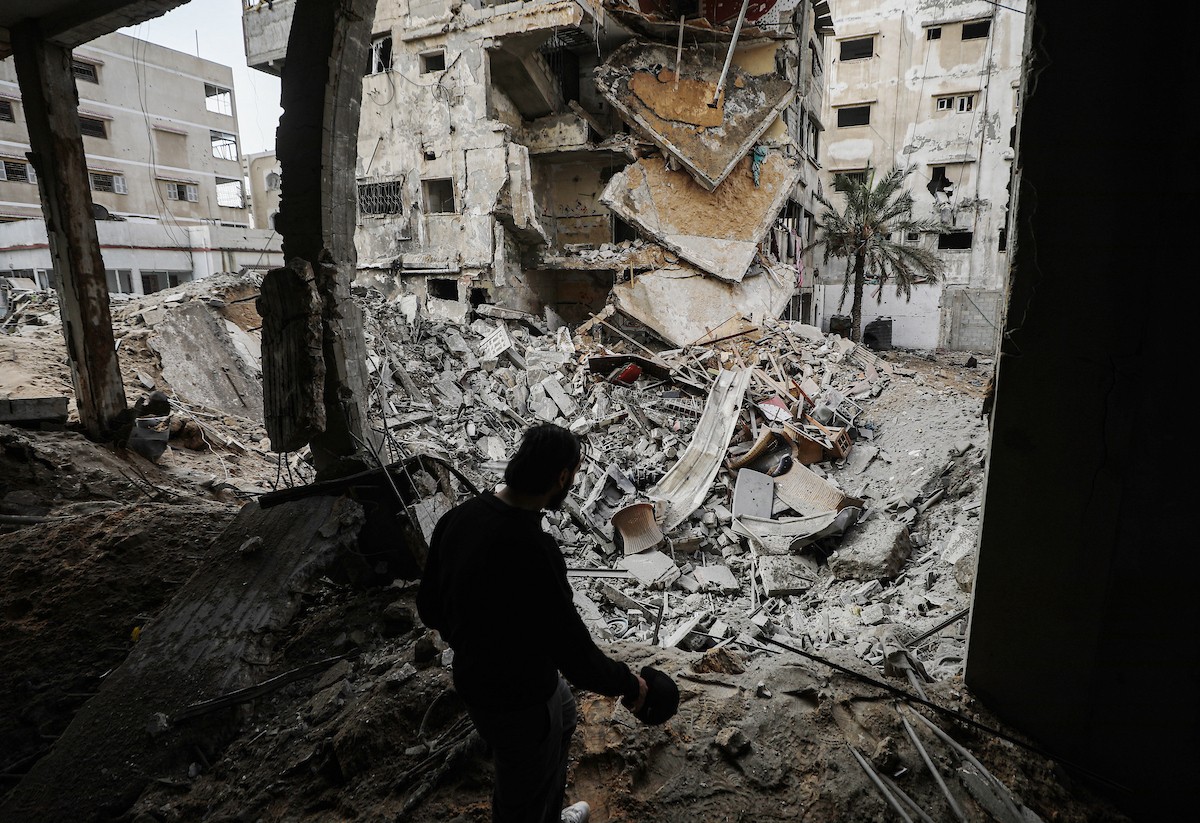يتفقد فلسطينيون مبنىً متضرراً ومدمراً إلى حد كبير بعد استهدافه من قبل الجيش الإسرائيلي في حي النصر بمدينة غزة، في 31 يناير/كانون الثاني 2026. (صورة: عمر أشتوي)