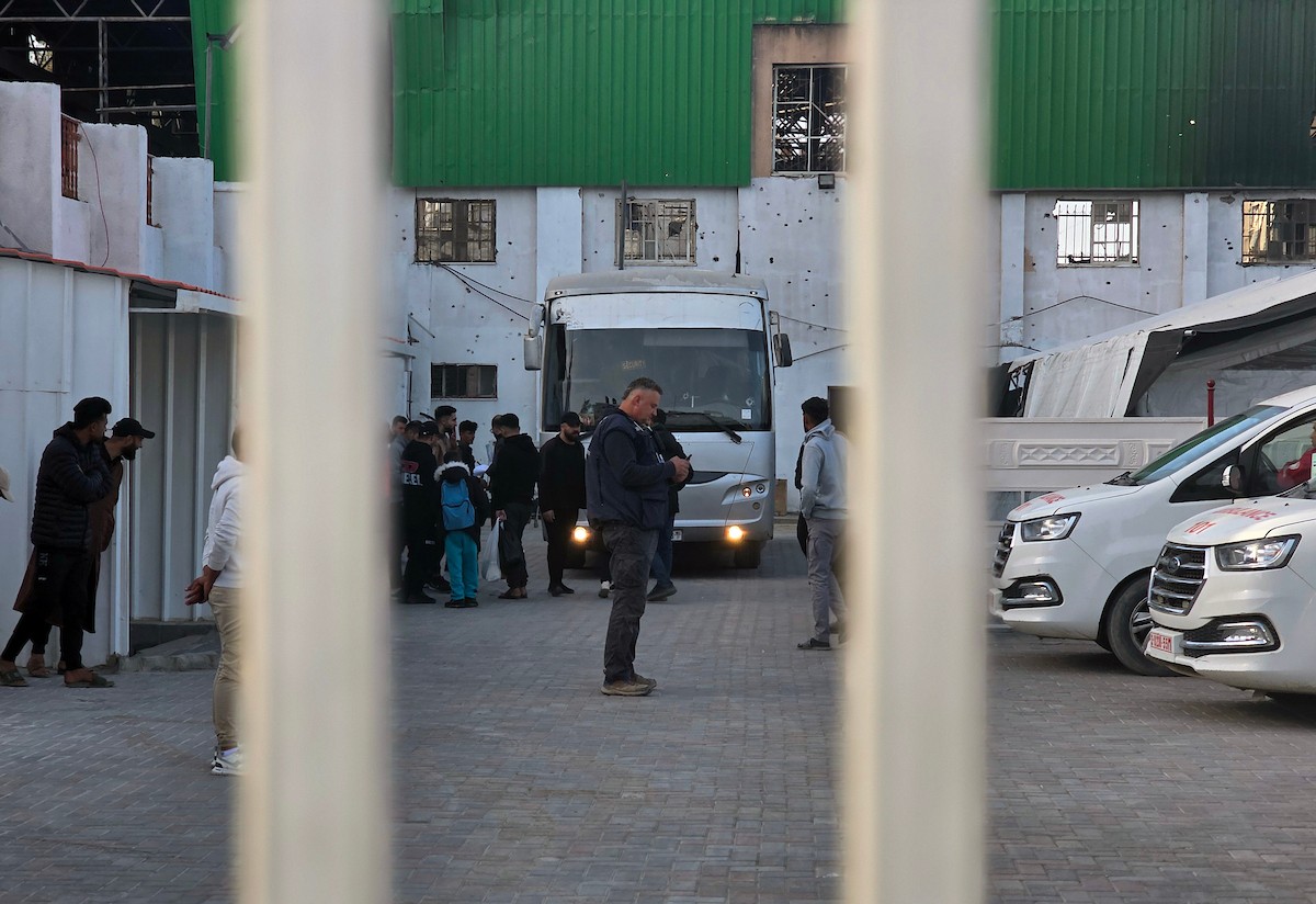 مغادرة مجموعة من المرضى والجرحى من مستشفى الصليب الأحمر، برفقة مرافقيهم، حافلات متجهة إلى معبر رفح الحدودي لإجلائهم في خان يونس، غزة، في 8 فبراير/شباط 2026. (صورة: طارق محمد)