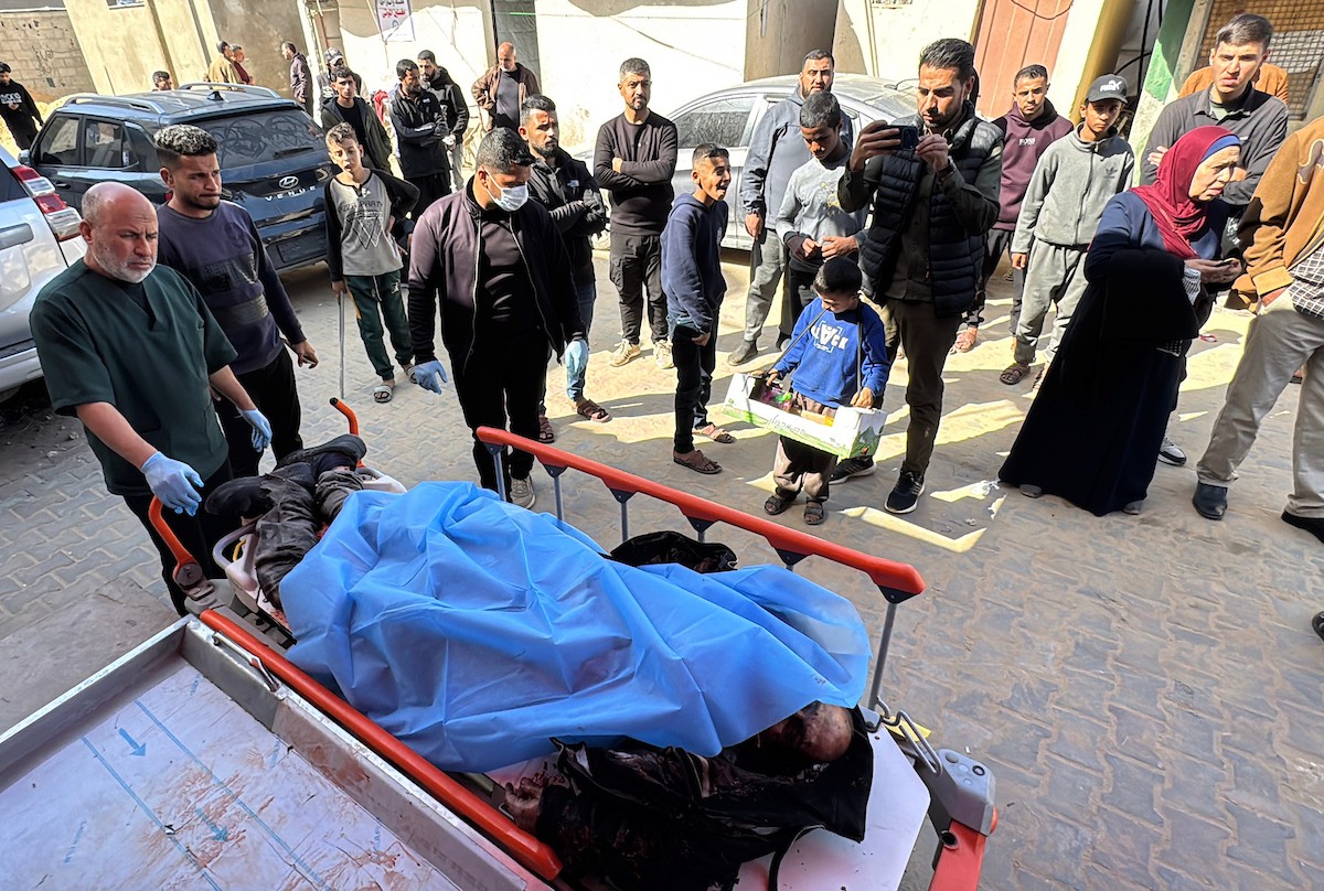 نُقلت جثامين اثنين من الفلسطينيين الثلاثة، بينهم امرأة، الذين قضوا نحبهم في هجمات شنها الجيش الإسرائيلي على قرية مصدر، إلى مستشفى شهداء الأقصى في دير البلح، وسط قطاع غزة، في 10 فبراير/شباط 2026. (صورة: أحمد إبراهيم)