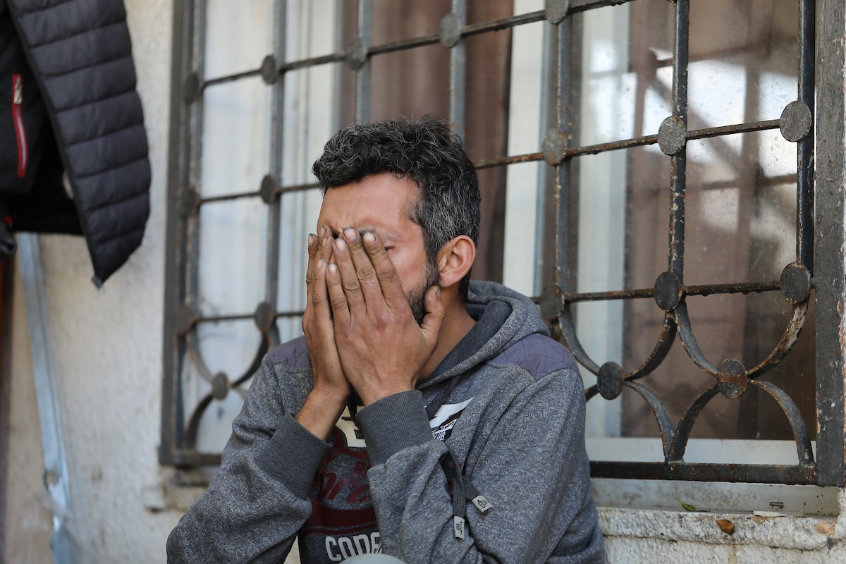 ودّع فلسطينيون جثماني مواطنين اثنين في مستشفى الشفاء بمدينة غزة. استشهد الرجلان في هجوم إسرائيلي استهدف مجموعة من المدنيين قرب حديقة المحطة في شارع يافا، شرق مدينة غزة، في 26 فبراير/شباط 2026. (صورة: عمر أشتوي)