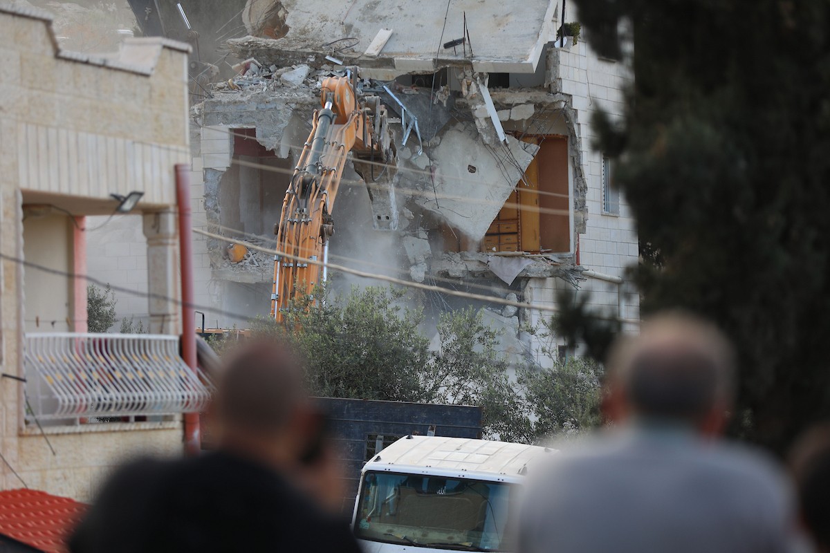 ردود فعل فلسطينية بعد أن هدمت القوات الإسرائيلية منزلاً فلسطينياً من ثلاثة طوابق بحجة عدم وجود رخصة بناء، في بلدة ترقوميا ، شمال غرب الخليل، بالضفة الغربية، في الأول من فبراير/شباط 2026. (صورة: مأمون وزواز)