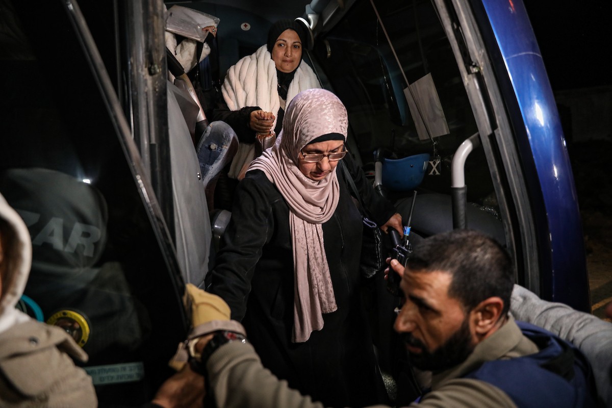 فلسطينيون قادمون من معبر رفح يصلون، في حافلة تحمل شعار الأمم المتحدة، إلى مستشفى ناصر في خان يونس جنوب قطاع غزة، في 2 فبراير/شباط 2026. صورة: عمر أشتوي