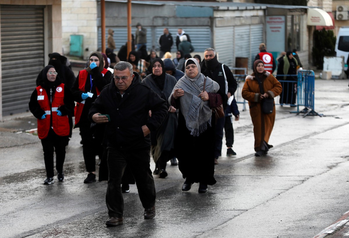 فلسطينيون يعبرون نقطة تفتيش إسرائيلية، وهي نقطة عبور ضرورية لمغادرة مدينة بيت لحم في الضفة الغربية والوصول إلى المسجد الأقصى في القدس لأداء صلاة الجمعة الثانية من شهر رمضان، ٢٧ فبراير/شباط ٢٠٢٦. تصوير: مأمون وزواز
