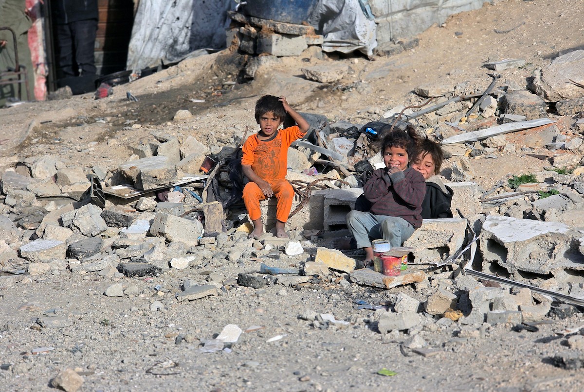 يواجه الفلسطينيون معاناة متفاقمة مع حلول شهر رمضان، وسط تداعيات الحرب المستمرة ، بينما يواصل الجيش الإسرائيلي استهداف النازحين في الخيام قرب 