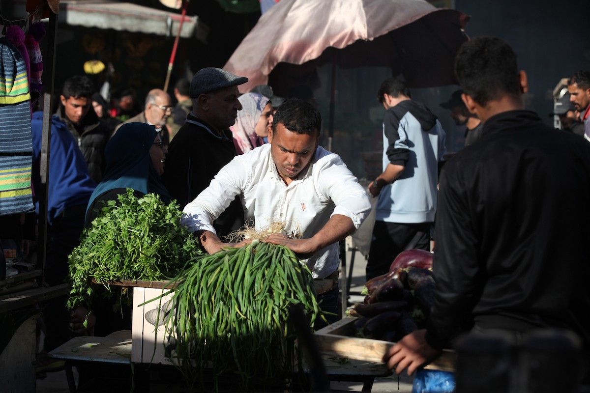 مشهد من الأسواق والبازارات في مخيم النصيرات، وسط قطاع غزة، حيث يستعد المواطنون للإفطار خلال شهر رمضان، في 22 فبراير/شباط 2026. تصوير: معز صالحي