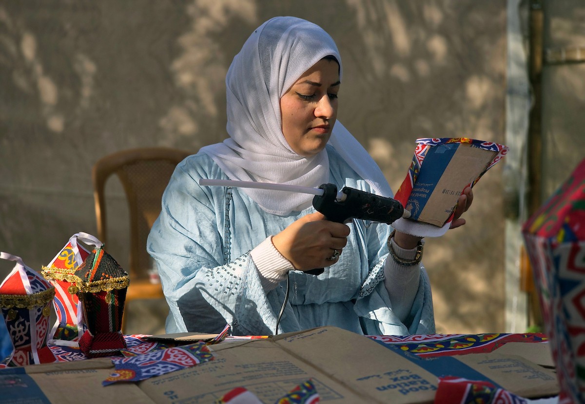 الفلسطينية ريهان شراب تصنع فوانيس رمضان من بقايا صناديق المساعدات في خان يونس جنوب قطاع غزة  8 فبراير/شباط 2026. (صورة: طارق محمد)