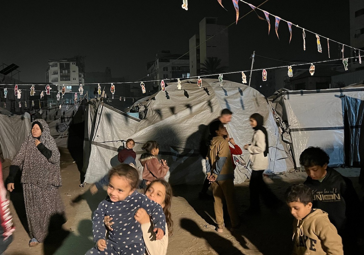 نازحون يزينون خيامهم المتهالكة بالفوانيس وسلاسل الأضواء استعدادًا لقدوم شهر رمضان. ويعانون ظروفًا قاسية نتيجة الحرب، إذ يفتقرون إلى أبسط مقومات الحياة، بما في ذلك المأوى الآمن والغذاء والماء والملابس النظيفة. ١٥ فبراير ٢٠٢٦، مدينة غزة. تصوير: مطر الزاق