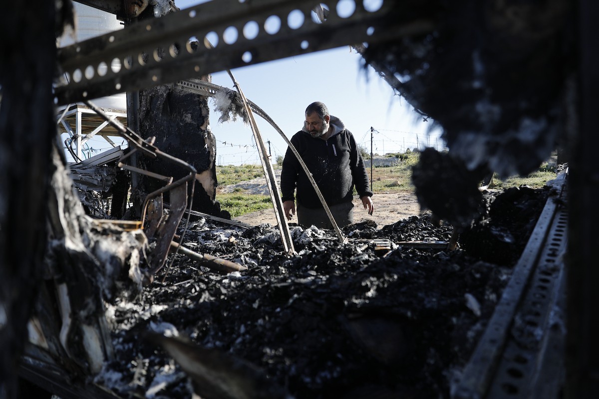 يتفقد فلسطينيون الأضرار التي لحقت بمنازلهم وممتلكاتهم في مستوطنة سوسيا، جنوب الخليل، عقب هجمات شنها مستوطنون يهود الليلة الماضية. الخليل، الضفة الغربية، 25 فبراير/شباط 2026. تصوير: مأمون وزواز