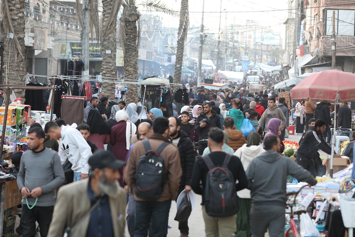 استقبل الفلسطينيون حلول شهر رمضان بفرح واحتفال في مخيم النصيرات للاجئين، بعد عامين من حرب جلبت معاناة هائلة للسكان في قطاع غزة، وسط قطاع غزة، 17 فبراير/شباط 2026. تصوير: معز صالحي