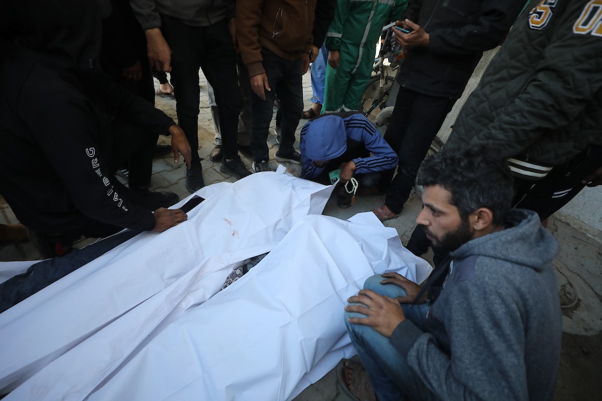 ودّع فلسطينيون جثماني مواطنين اثنين في مستشفى الشفاء بمدينة غزة. استشهد الرجلان في هجوم إسرائيلي استهدف مجموعة من المدنيين قرب حديقة المحطة في شارع يافا، شرق مدينة غزة، في 26 فبراير/شباط 2026. (صورة: عمر أشتوي)