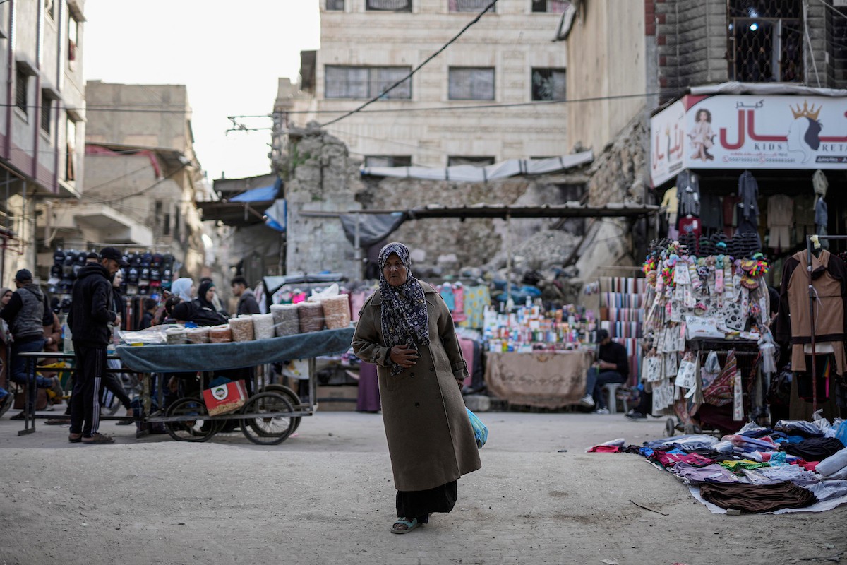 يتسوق الفلسطينيون في أول ليلة من شهر رمضان المبارك في سوق الزاوية، الواقع في قلب مدينة غزة والذي تضرر بشدة جراء الحرب الإسرائيلية. يعرض الباعة بضائعهم على أكشاك مزينة بالفوانيس والأضواء وأطعمة رمضان. مدينة غزة، 17 فبراير/شباط 2026. تصوير: عمر أشتوي