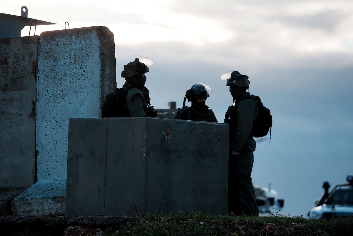 منعت السلطات الإسرائيلية دخول الفلسطينيين من الضفة الغربية إلى القدس لأداء صلاة الجمعة الثانية من شهر رمضان في المسجد الأقصى ، في 27 فبراير/شباط 2026. وتجمّع آلاف منذ ساعات الصباح الباكر عند حاجز قلنديا في محاولة للوصول إلى الأقصى، وسط إجراءات أمنية مشددة في المنطقة