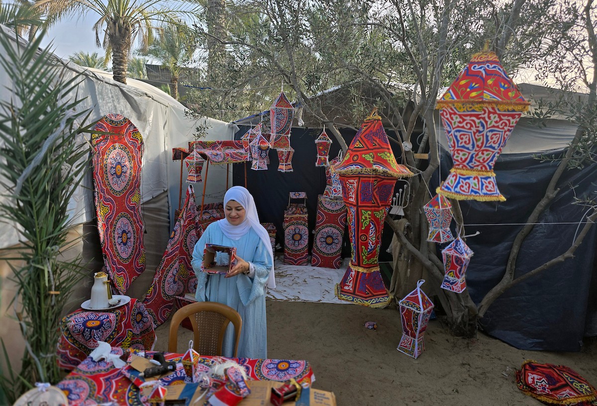 الفلسطينية ريهان شراب تصنع فوانيس رمضان من بقايا صناديق المساعدات في خان يونس جنوب قطاع غزة  8 فبراير/شباط 2026. (صورة: طارق محمد)