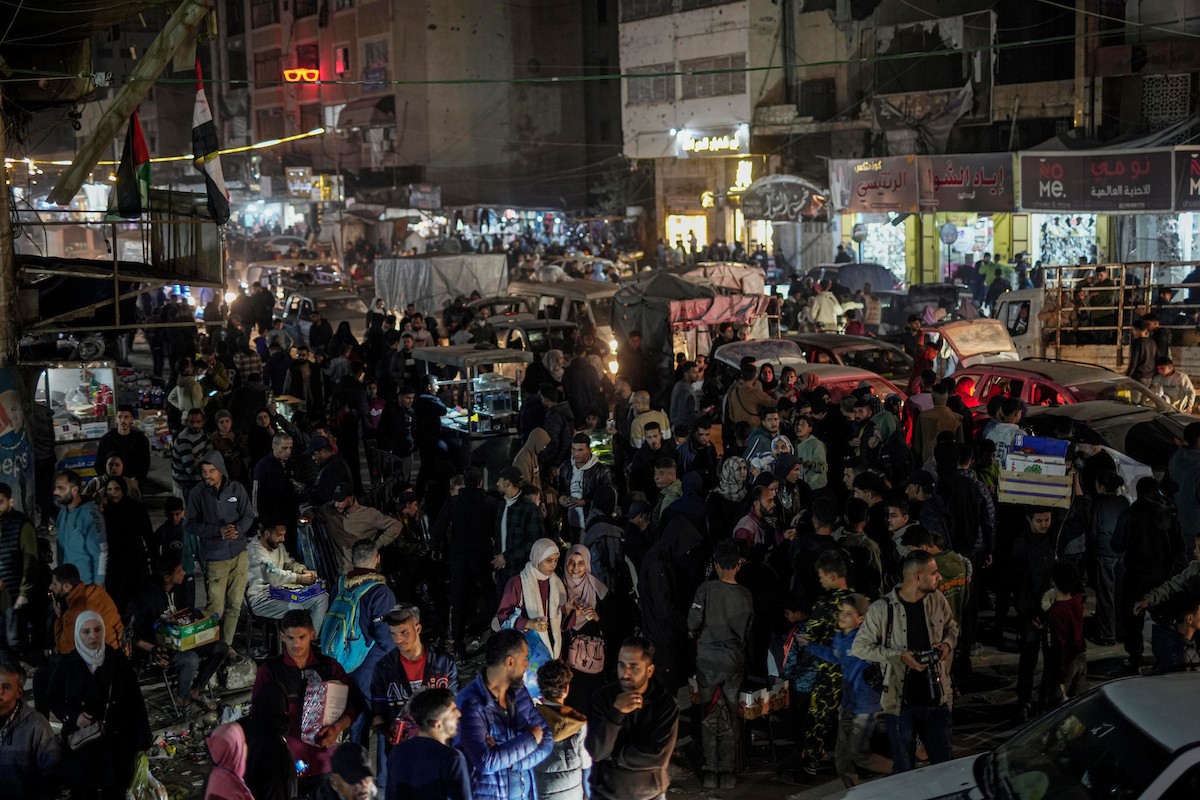 يتسوق الفلسطينيون في أول ليلة من شهر رمضان المبارك في سوق الزاوية، الواقع في قلب مدينة غزة والذي تضرر بشدة جراء الحرب الإسرائيلية. يعرض الباعة بضائعهم على أكشاك مزينة بالفوانيس والأضواء وأطعمة رمضان. مدينة غزة، 17 فبراير/شباط 2026. تصوير: عمر أشتوي