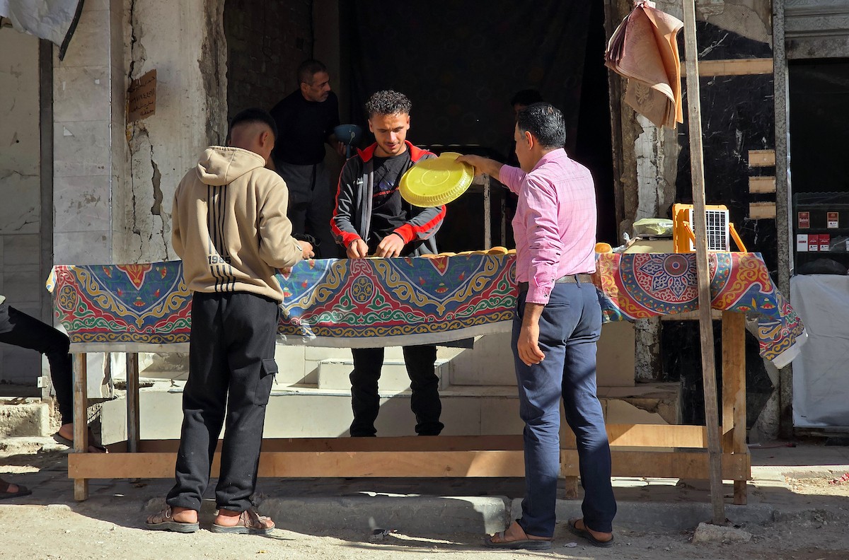 سليم البيوك ُيعدّ معجنات القطايف التقليدية باستخدام أساليب بدائية تعتمد على الحطب والنارمُواصلاً إحياء تقاليد شهر رمضان منذ أكثر من 20 عاماً، في سوق كراج رفح في خان يونس، جنوب قطاع غزة، في 12 فبراير/شباط 2026.تصوير: طارق محمد