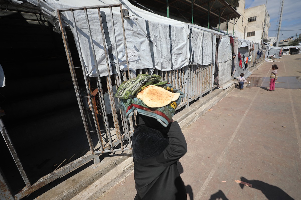 مجموعة من النساء يعملن داخل مخبز أُنشئ في مخيم اليرموك للاجئين بمدينة غزة، ضمن مبادرة إنسانية بالشراكة مع اللجنة الدولية للصليب الأحمر. تهدف المبادرة إلى تخفيف الأعباء المعيشية عن النساء النازحات، لا سيما خلال شهر رمضان. مدينة غزة، 25 فبراير/شباط 2026. تصوير: عمر أشتوي