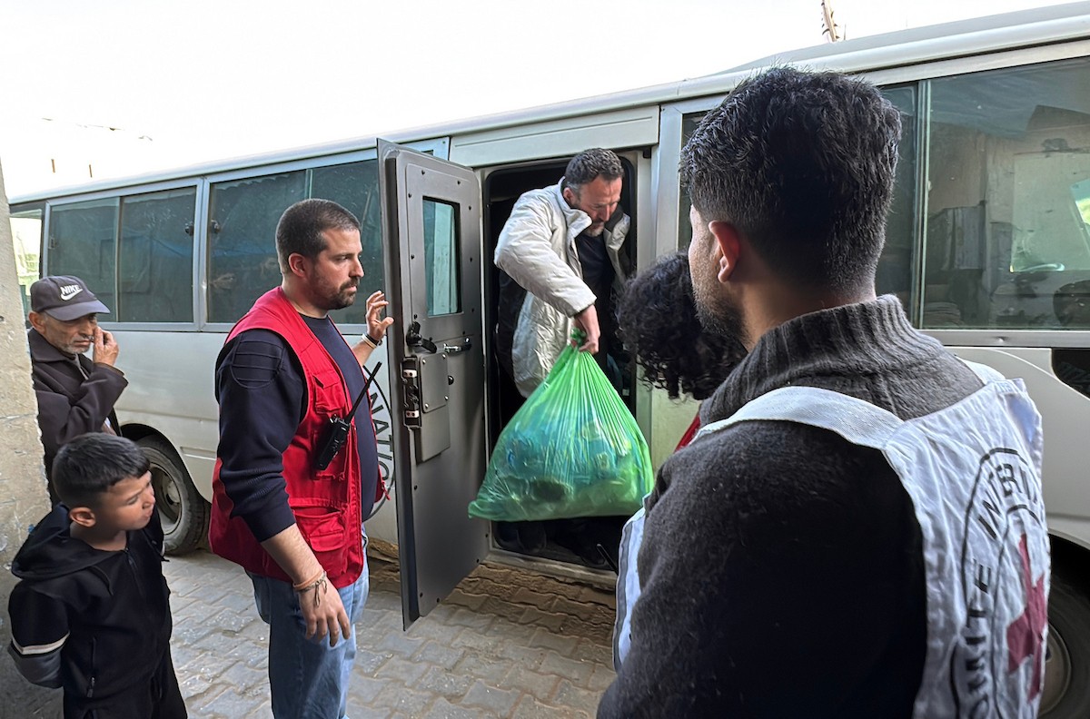 نقلت اللجنة الدولية للصليب الأحمر أربعة أسرى فلسطينيين إلى مستشفى شهداء الأقصى في دير البلح، وسط قطاع غزة، بعد إطلاق سراحهم من قبل القوات الإسرائيلية. ١٩ فبراير/شباط ٢٠٢٦. صورة: أحمد إبراهيم