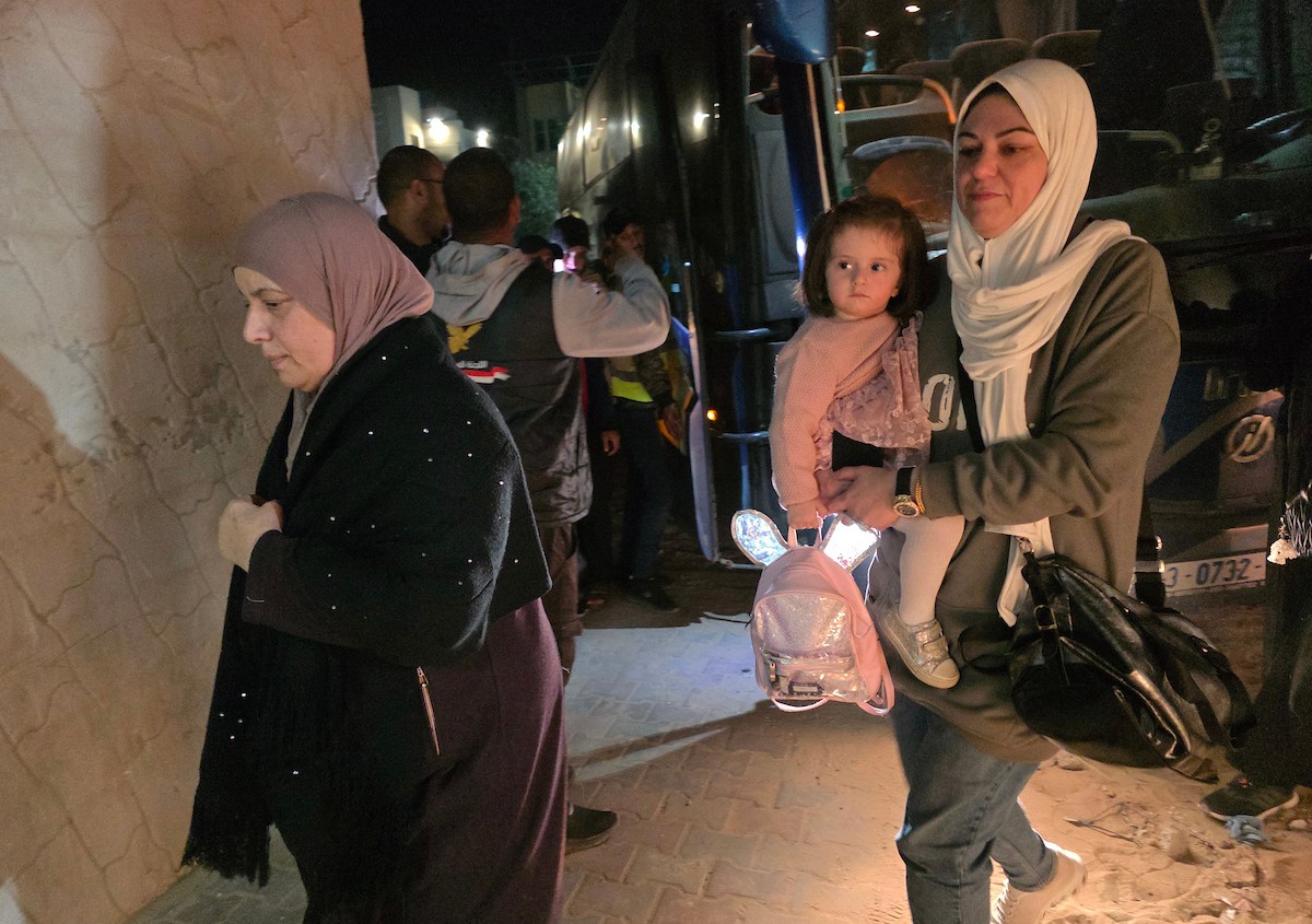 فلسطينيون قادمون من مصر عبر معبر رفح يصلون إلى مستشفى ناصر في خان يونس، قطاع غزة، في 21 فبراير/شباط 2026. صورة: طارق محمد/(APA Images)