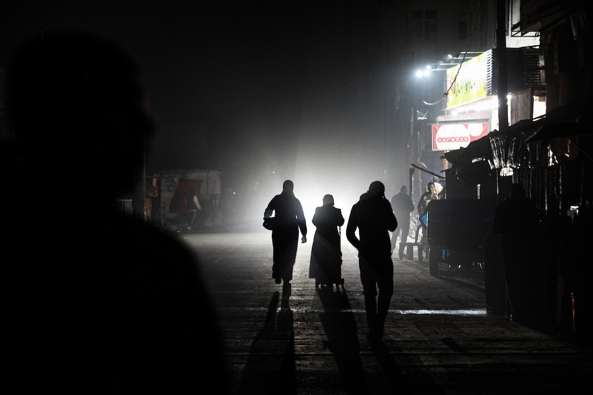 يعيش الفلسطينيون النازحون، وسط الأنقاض في خيام مؤقتة نُصبت في مخيم النصيرات للاجئين وسط قطاع غزة، في ظروف معيشية مزرية ونقص حاد في الاحتياجات الأساسية. ١ فبراير ٢٠٢٦. صورة: معز صالحي