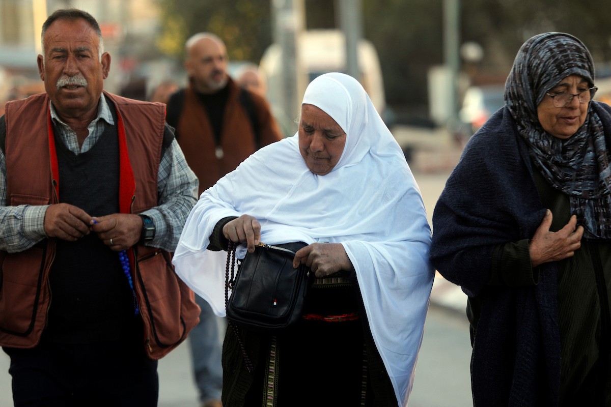 توافد المصلون بكثافة إلى نقطة تفتيش في بيت لحم، متجهين إلى المسجد الأقصى في القدس لأداء صلاتي الجمعة والتراويح، 20 فبراير/شباط 2026. صورة: مأمون وزواز
